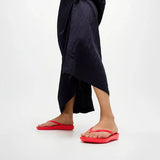 FitFlop IQUSHION Ergonomic Flip-Flops In Cherry Tomato