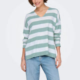 ONLY ONLAMALIO Knitted pullover in Green/Jadeite Stripe