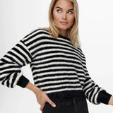 ONLY Onlpiumo Fluffy Short Knitted Pullover in Black Stripes