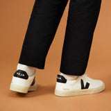 VEJA Campo Leather Trainer In White/Black