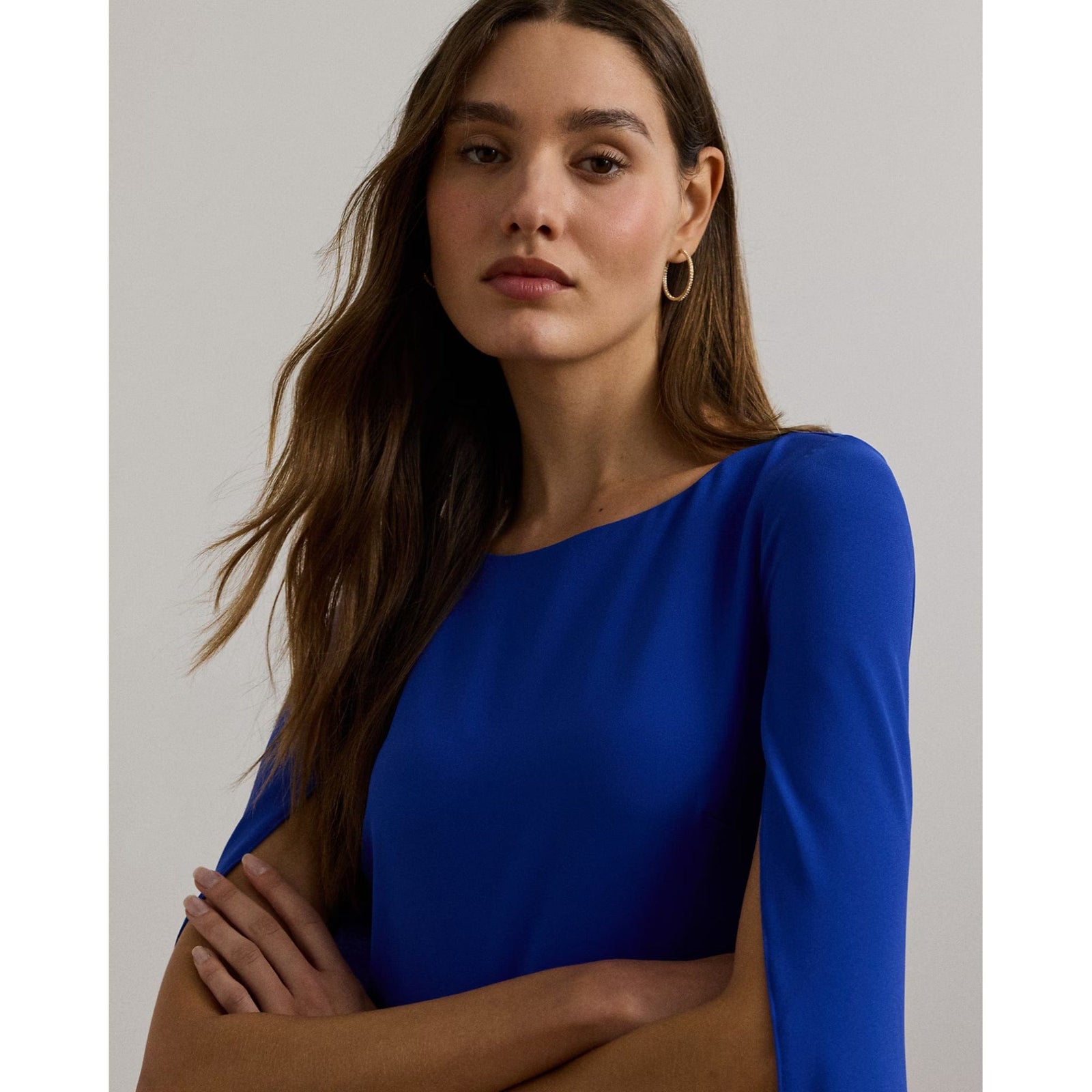 cape georgette cocktail dress LAUREN Ralph Lauren SKU: 9737266 Dramatic detachable cape creates a sophisticated silhouette with effortless movement Elegant round neckline complemented by sparkling diamante broach details at the shoulders Flowing georgette fabric offers a graceful drape that flatters the figure Mid Karen Millen Archive Collection -