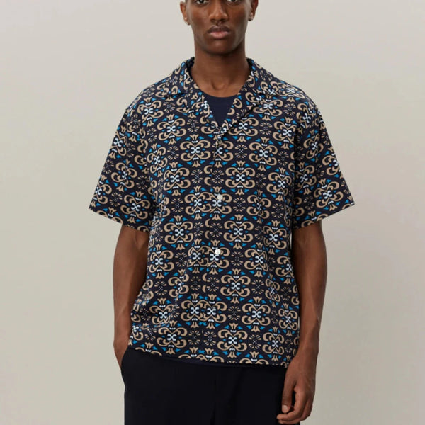 Les Deux Hendrix AOP SS Shirt in Dark Navy/Dark Sand