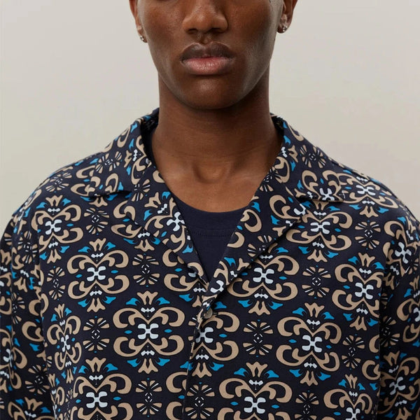 Les Deux Hendrix AOP SS Shirt in Dark Navy/Dark Sand