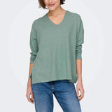 ONLY ONLAMALIO Knitted pullover in Green/Jadeite