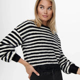 ONLY Onlpiumo Fluffy Short Knitted Pullover in Black Stripes