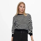 ONLY Onlpiumo Fluffy Short Knitted Pullover in Black Stripes