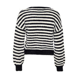 ONLY Onlpiumo Fluffy Short Knitted Pullover in Black Stripes
