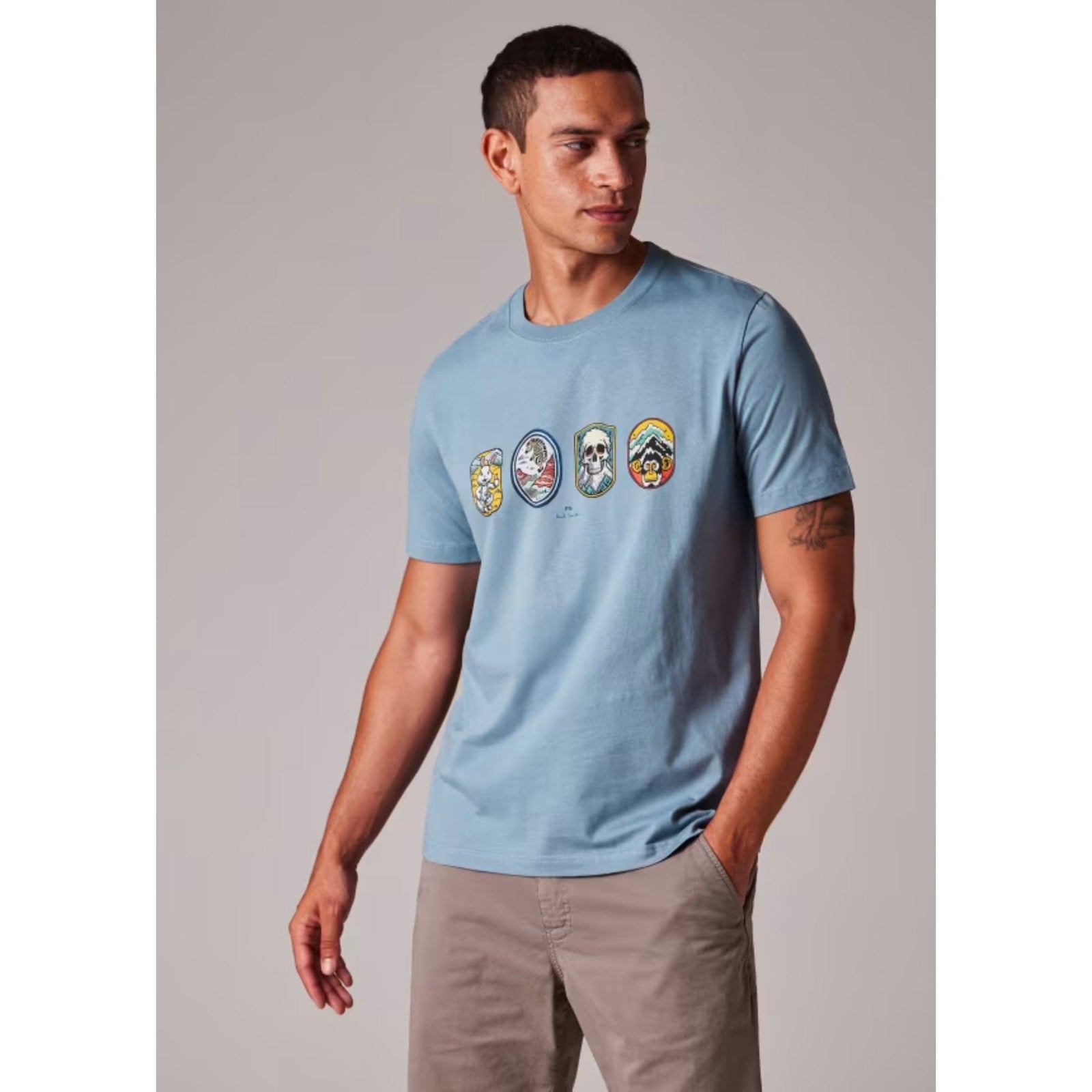 【人気】Paul Smith　TRAVEL BADGES PRINT SHIRT Paul Smith Regular Fit 'Badges' T-Shirt In Pale Blue