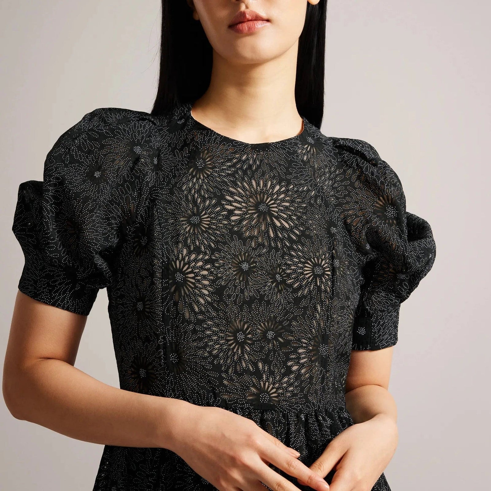 【TED BAKER】Meganie Puff Sleeve Tiered ワンピース ブラック Ted Baker Meganie Puff Sleeve Tiered Maxi Dress